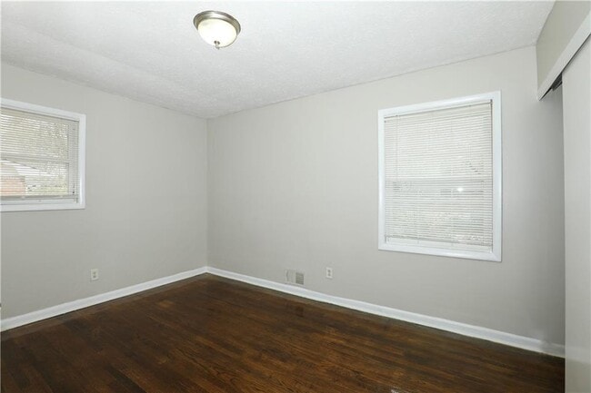 Photo - 722 Tara Cir SE