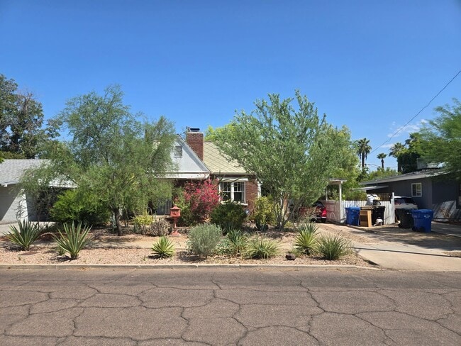 Building Photo - 2 bed 2 bath Tudor historic upgraded home