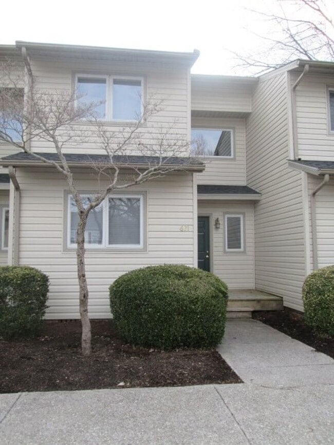 Building Photo - 4 Bedroom 2.5 Bath Townhouse