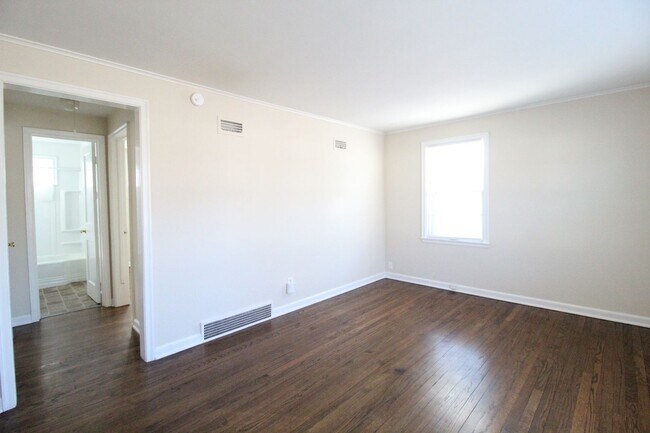 Photo - October FREE On This 1 Bedroom 1 Bath Dupl...