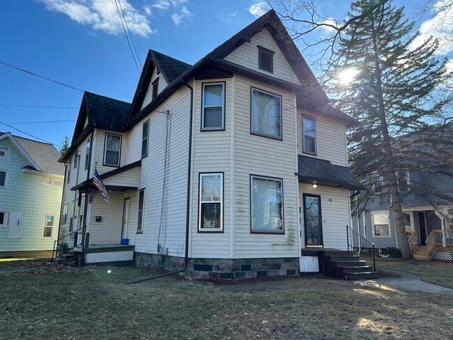 Building Photo - 218 E Erie St Unit 4 Rental