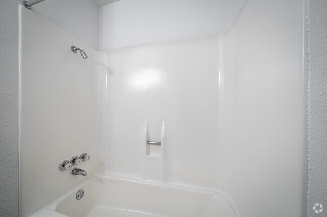 1BR, 1BA - 650SF - Bathroom