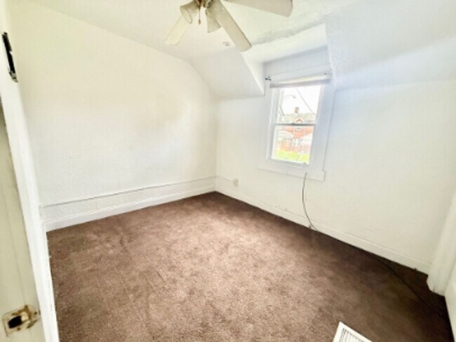 Photo - 877 Vankirk St