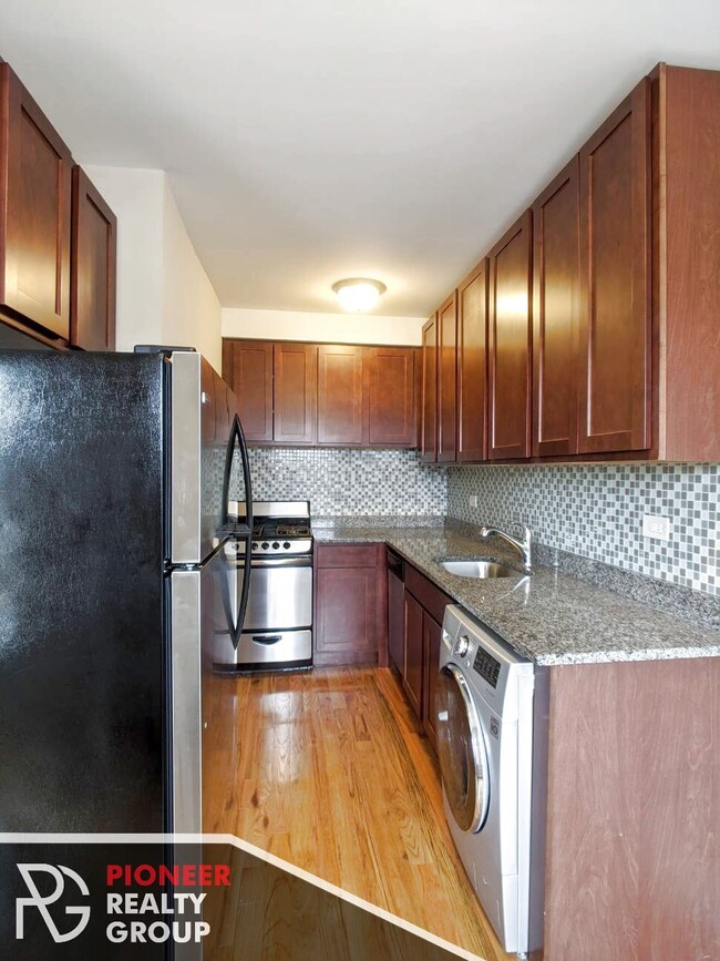 Building Photo - 556 W Arlington Pl Unit 2