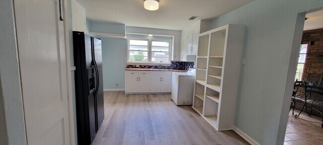 Photo - Gorgeous 4 bedroom/1 bath with beautiful k...