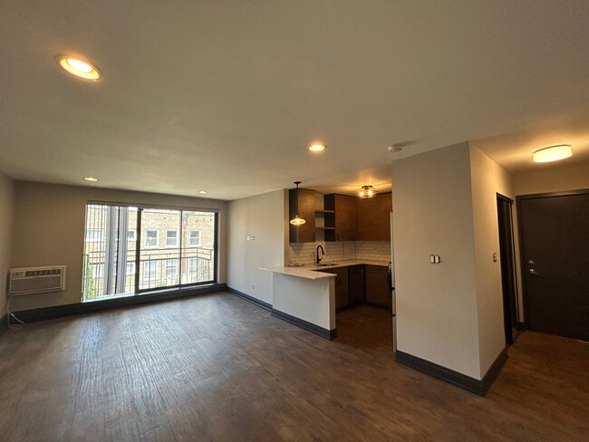 Building Photo - 518 W Wrightwood Ave