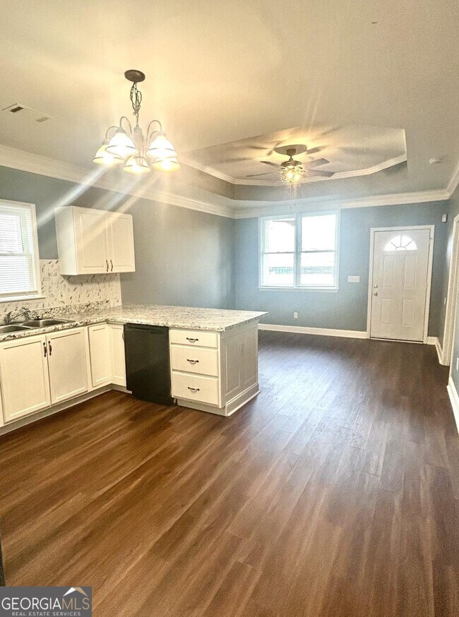 Photo - 971 Martin St SE