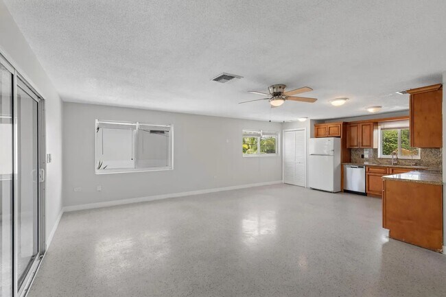 594 W Shore Dr