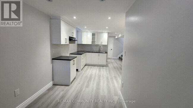 Photo - 435 Stonegate Ave