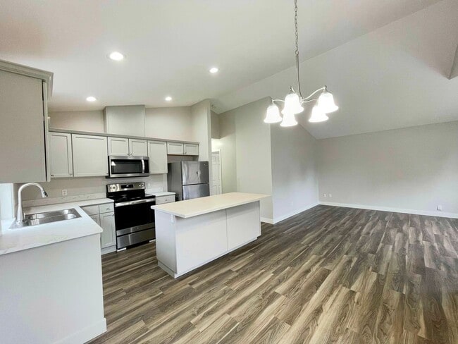 Photo - Kent - Cozy 3 bedroom / 2 bathroom Renovated home