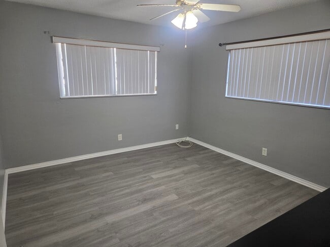 Building Photo - 2031 Dewey St Unit 101 ADMIRAL CONDO