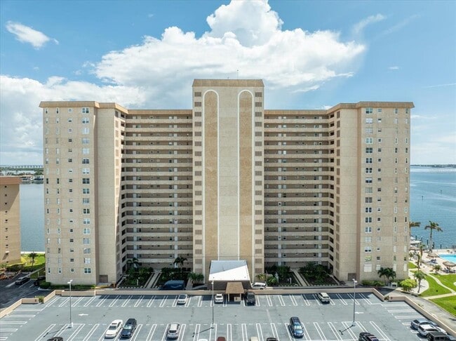 Building Photo - 5200 Brittany Dr S Unit 303