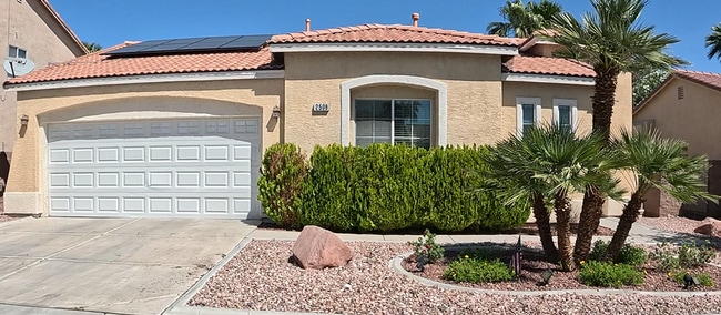 Building Photo - Spacious bedrooms and an open-concept floor plan.