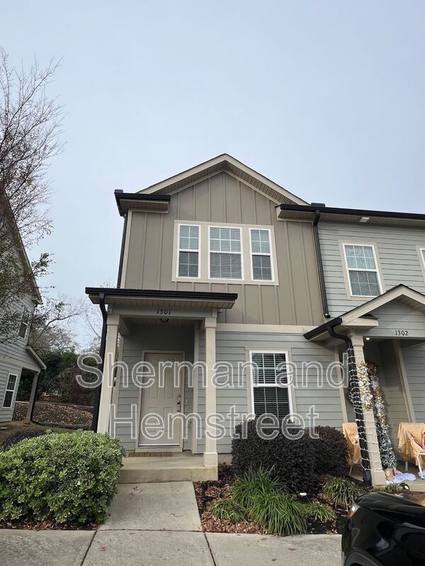 Building Photo - 1301 Joiner Cir Unit 1301