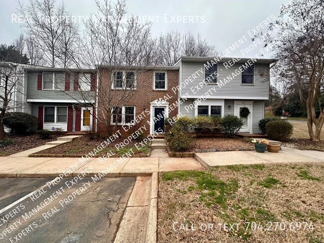 Charming 3BR/2.5BA Townhouse in Charlotte! - Charming 3BR/2.5BA Townhouse in Charlotte!