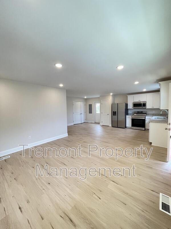 Photo - 322 W 41st St