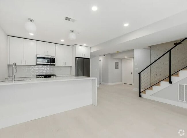 Building Photo - 227 Princeton St Rental