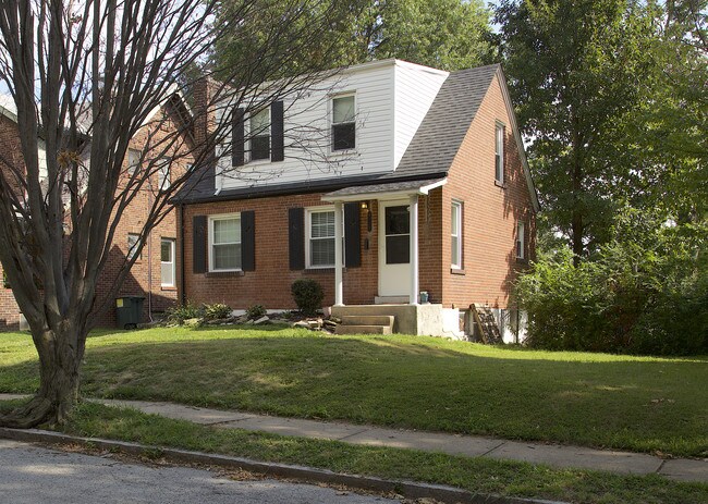 Photo - 6136 Victoria Ave