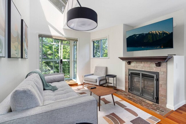 Building Photo - 1126 W 11th Ave