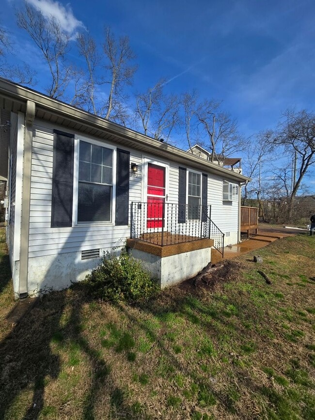 Building Photo - Sylvan Heights Renovated Two Bedroom