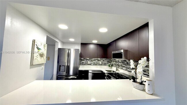 Photo - 16950 W Dixie Hwy Unit 330