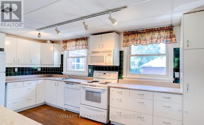 Photo - 47 Ranleigh Ave Unit 301