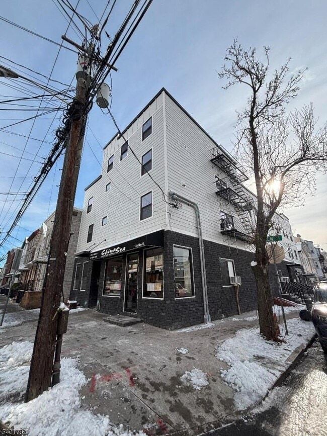 Building Photo - 136 Elm St Unit 603