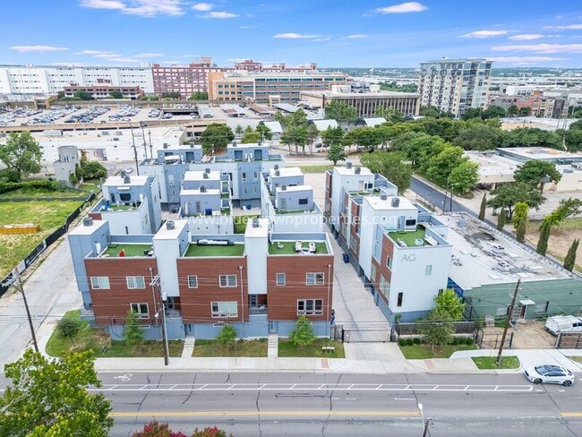 Photo - 1515 S Akard St Townhome