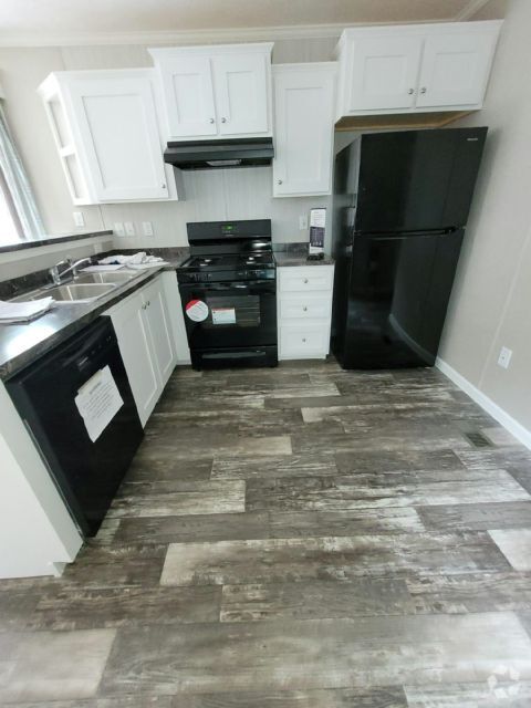 Building Photo - 658 Sound Ave Rental