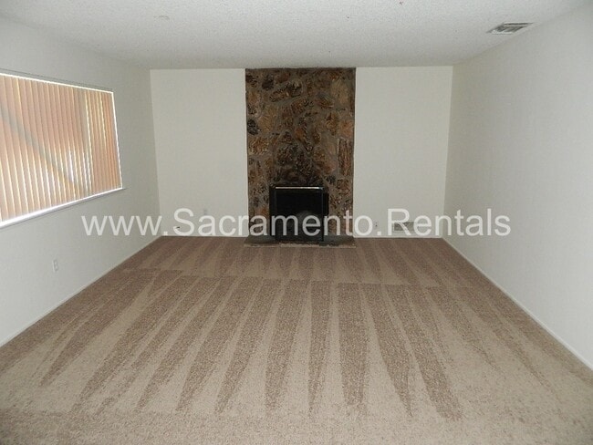 Photo - Spacious 4bd/2ba House with 2 Car Garage
