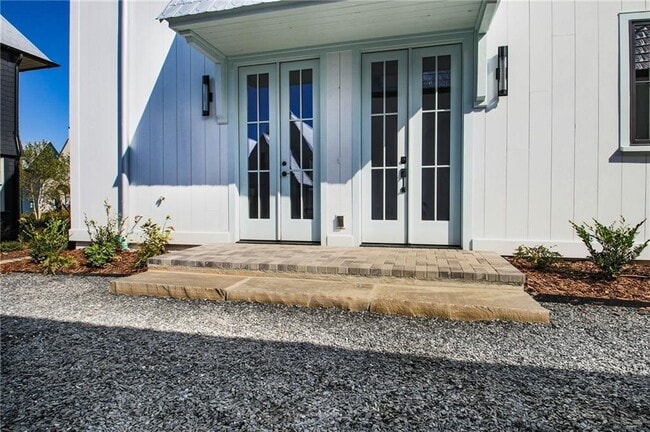 Photo - 135 Carlyle Ln