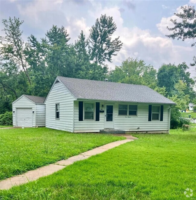 Building Photo - 300 Estridge Rd Rental