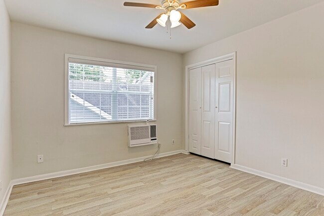 Building Photo - 2202 Park St Unit 5