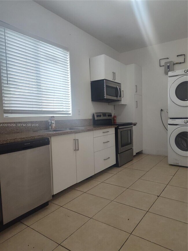 Photo - 8028 NW 5th Ct Unidad Rear