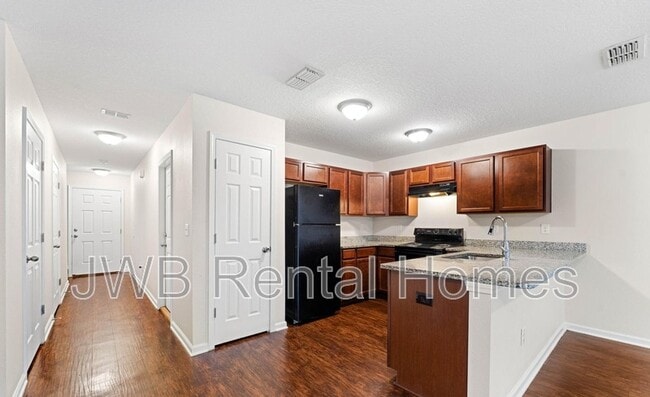 Photo - 685 Herman St