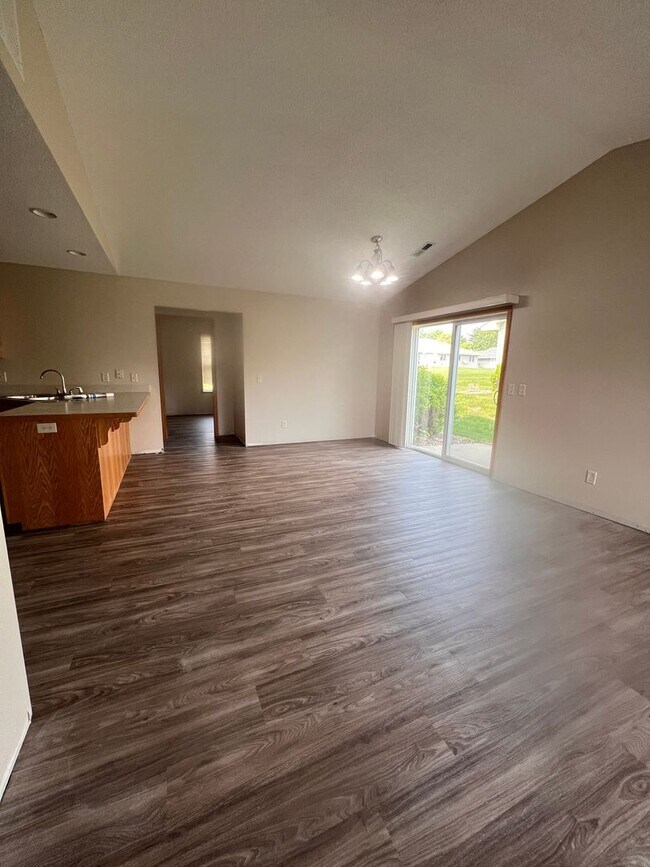 Photo - 938 E 6th St