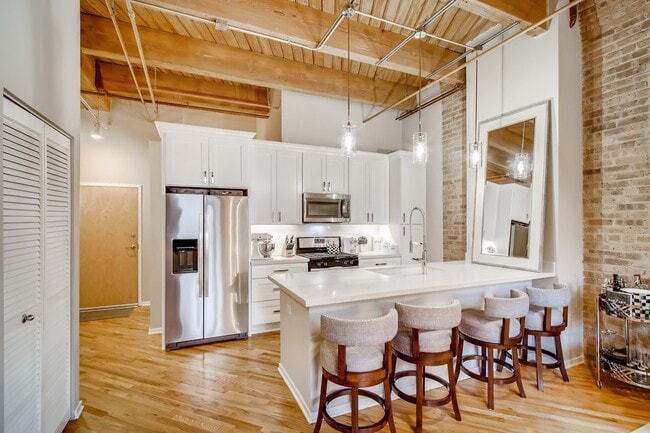 Building Photo - 1040 W Adams St Unit 218