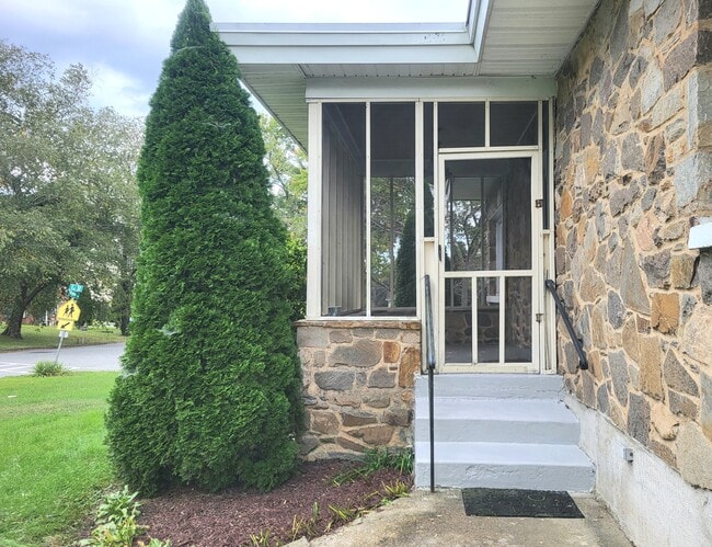 Private screened porch and entry - 1429 Virginia Ave Unit A