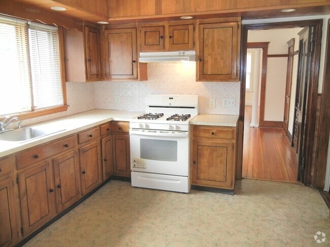 Building Photo - 8 Pleasant St Unit 1 Rental