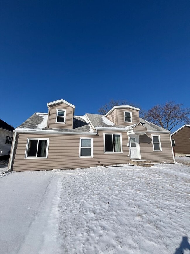 Building Photo - 3 Bed | 2 Bath | 2 Car Garage | Fully Fenced Yard