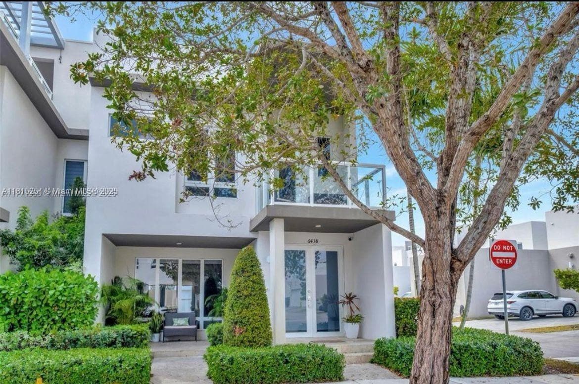 Photo - 6438 NW 104th Ct (Doral, FL)