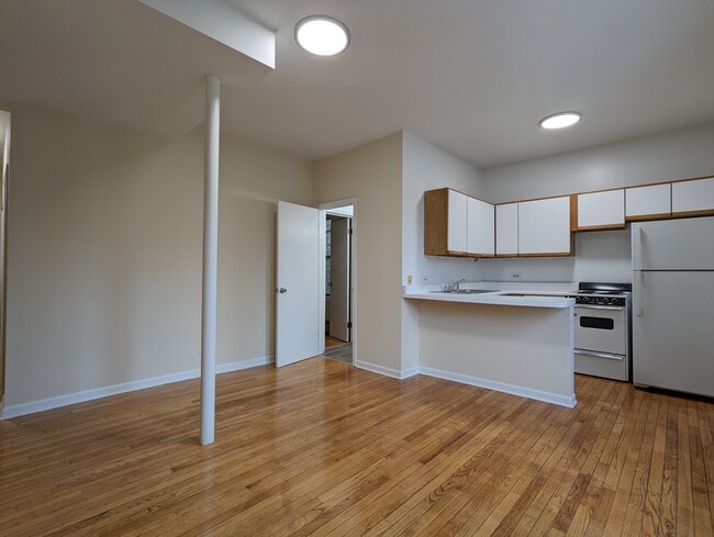 Photo - 633 W Barry Ave Apartments