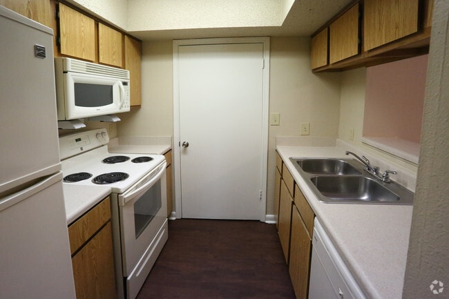 2BR,2BA - 920SF Kitchen