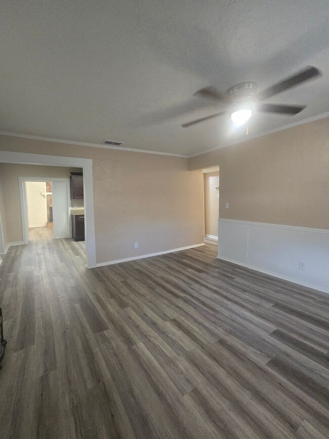 Building Photo - Four bedroom two bath