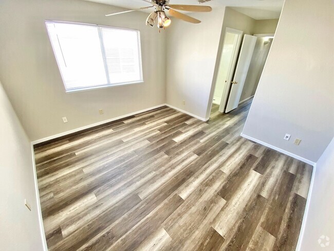 Building Photo - STUNNING 2 BEDROOM, 2 BATH CONDO LOCATED I...