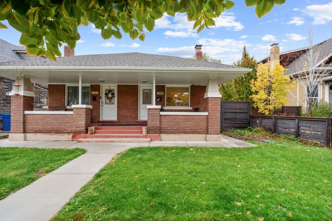 Building Photo - 1086 S Lk St