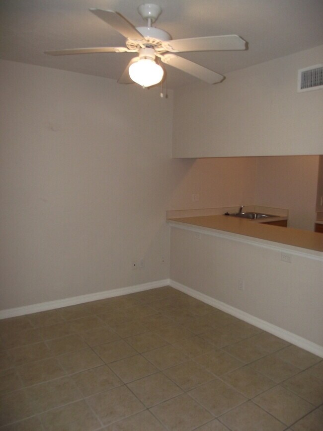 Photo - Walk to UF from this 1/1!