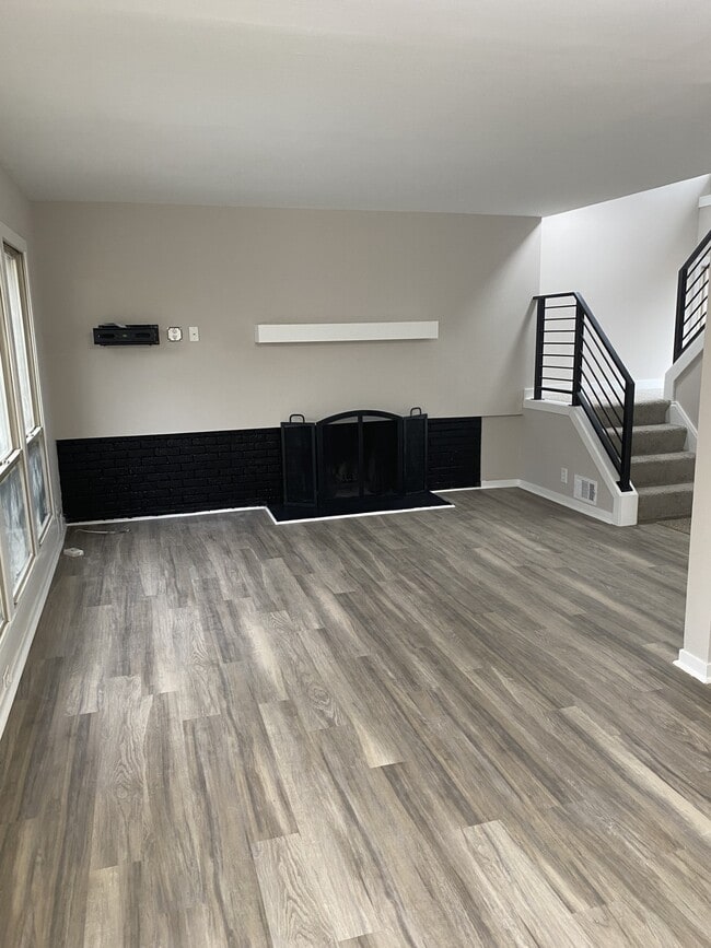 Berkshire Diamond Living Room - Eton Square Apartments & Townhomes