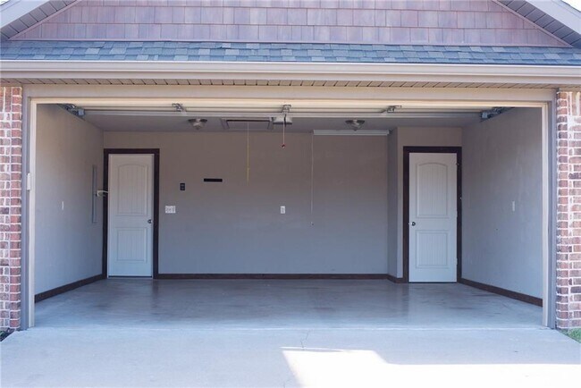 Photo - 900 SW Crownview St