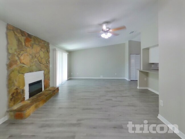 Photo - 3183 Bee St E